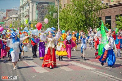 Колонна Дворца культуры железнодорожников в параде на День детства